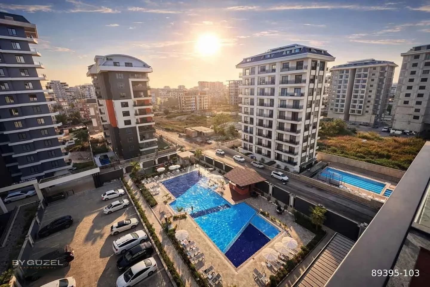 Site içinde havuzlu villa, geniş bahçe — vitrin fotoğrafı