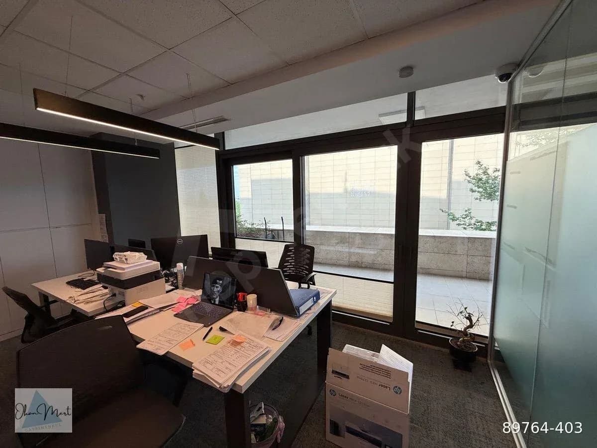 Cadde üzeri, vitrinli ofis / mağaza